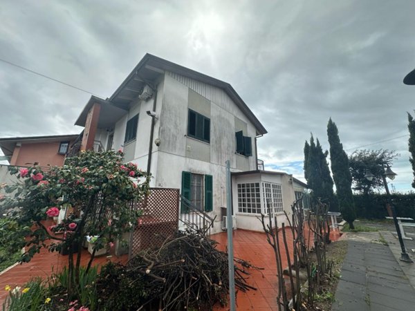 casa indipendente in vendita a Carrara in zona Avenza