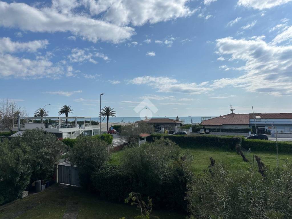 appartamento in vendita a Carrara in zona Marina di Carrara