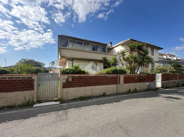 appartamento in vendita a Carrara in zona Marina di Carrara