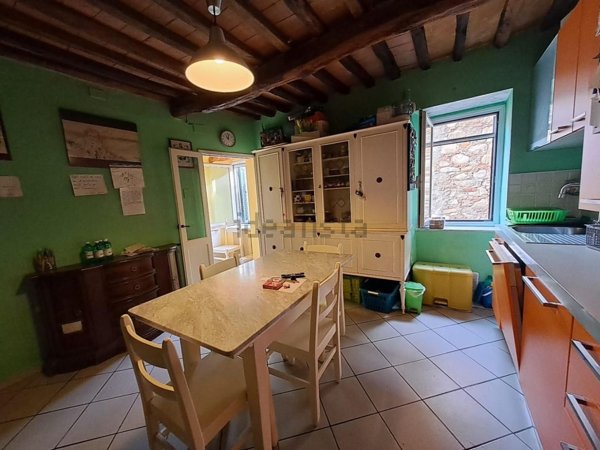 casa indipendente in vendita a Carrara in zona Avenza