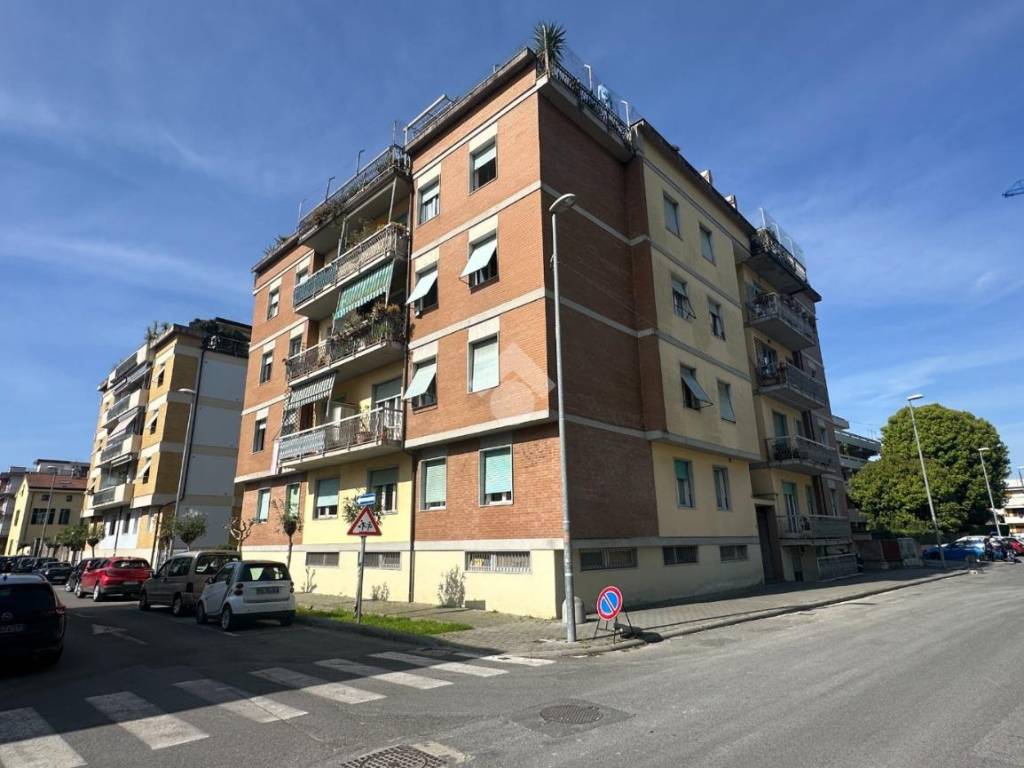 appartamento in vendita a Carrara in zona Marina di Carrara