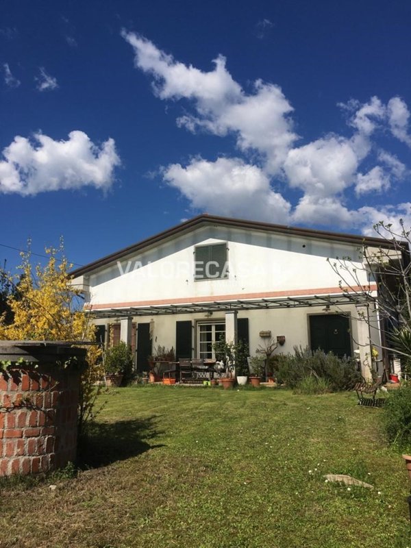 casa indipendente in vendita a Carrara in zona Marina di Carrara