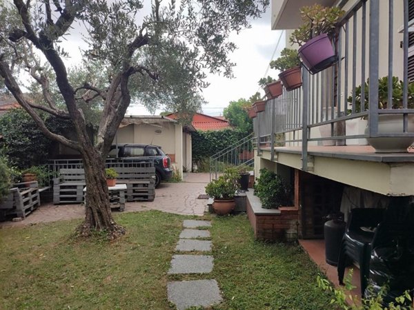 casa indipendente in vendita a Carrara in zona Marina di Carrara