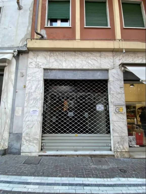 negozio in vendita a Carrara in zona Centro Città