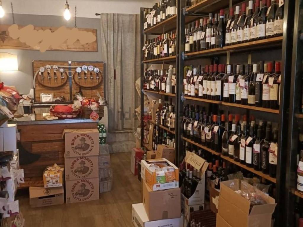 negozio in vendita a Carrara in zona Centro Città