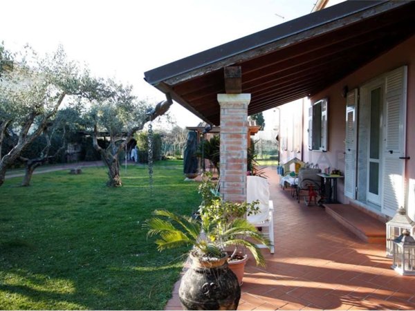 casa indipendente in vendita a Carrara in zona Avenza