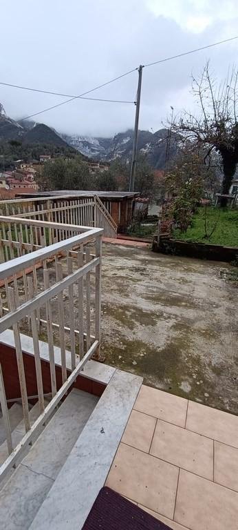 appartamento in vendita a Carrara in zona Codena