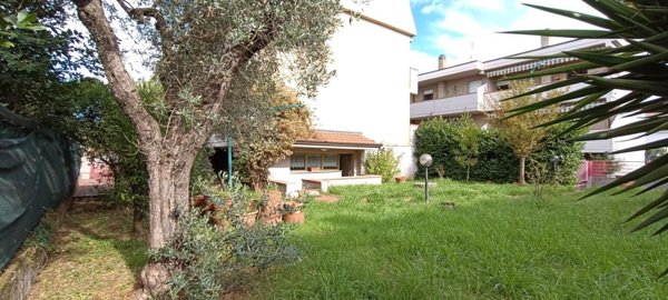 casa indipendente in vendita a Carrara in zona Avenza