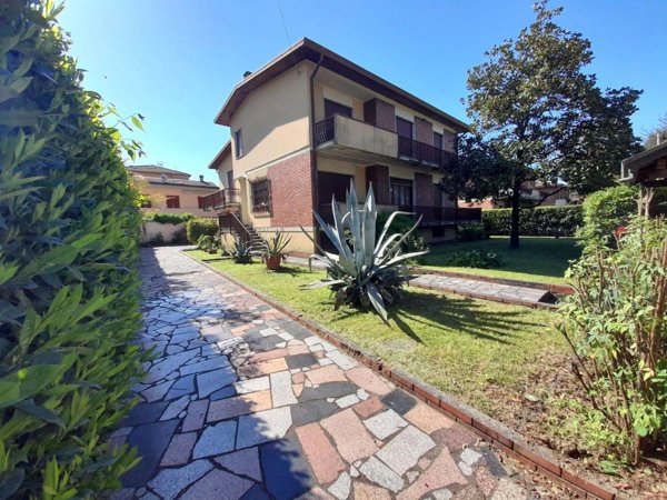 casa indipendente in vendita a Carrara in zona Sant'Antonio