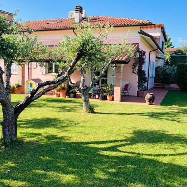 casa indipendente in vendita a Carrara in zona Avenza