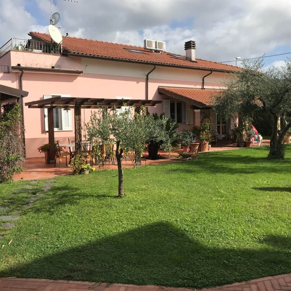 casa indipendente in vendita a Carrara in zona Avenza