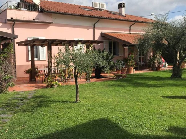 casa indipendente in vendita a Carrara in zona Avenza