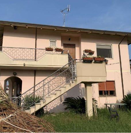 appartamento in vendita a Carrara in zona Fossone