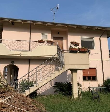 appartamento in vendita a Carrara in zona Fossone