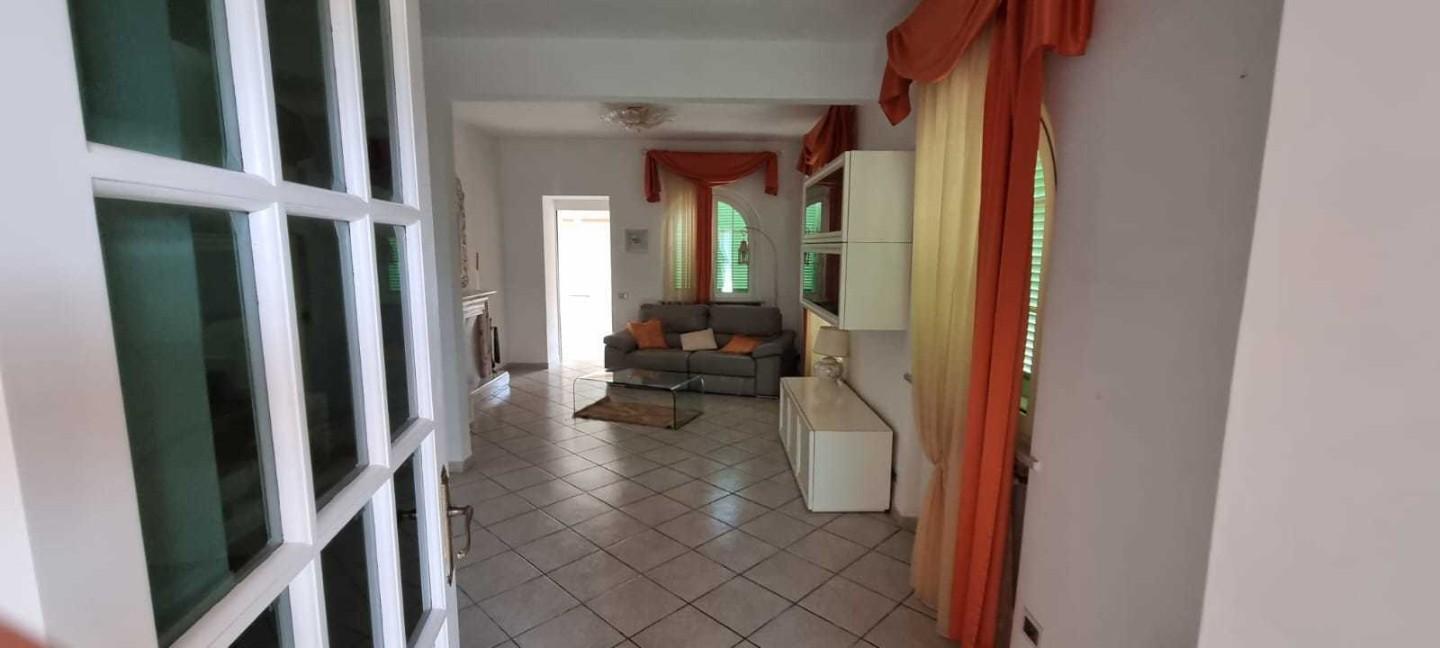 intera palazzina in vendita a Carrara in zona Bedizzano
