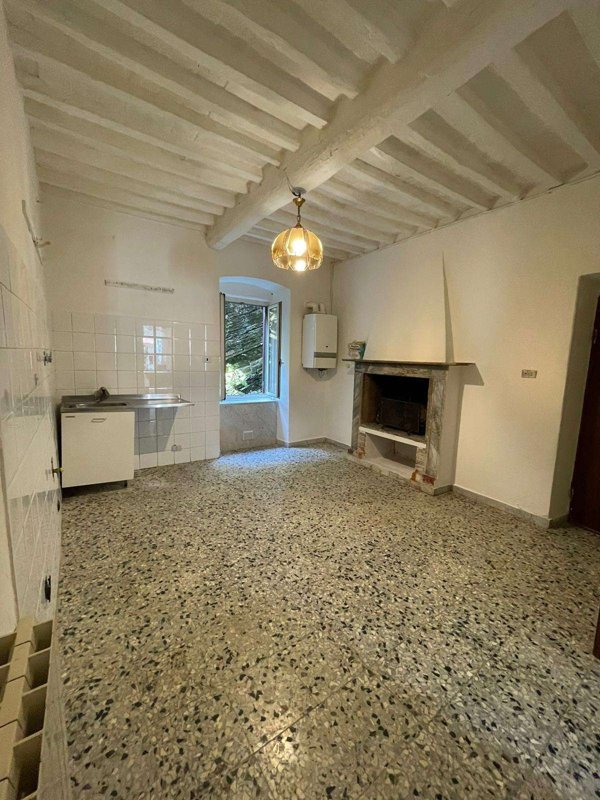 appartamento in vendita a Carrara in zona Colonnata
