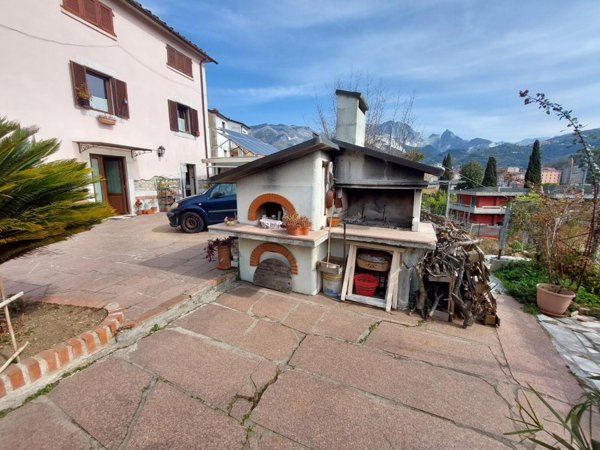 casa indipendente in vendita a Carrara in zona Stabbio