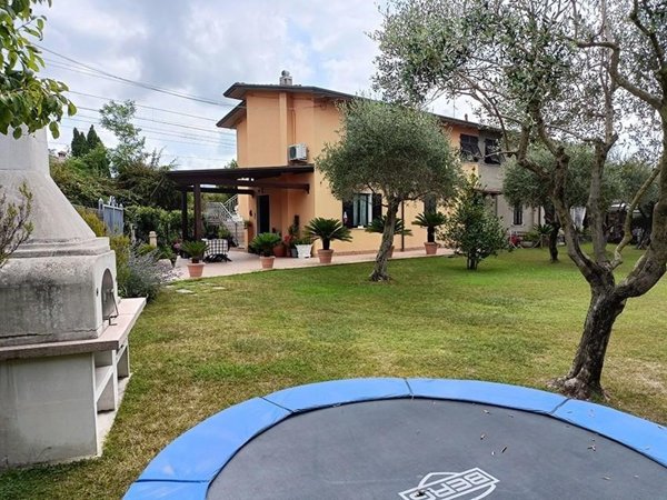 casa indipendente in vendita a Carrara in zona Avenza