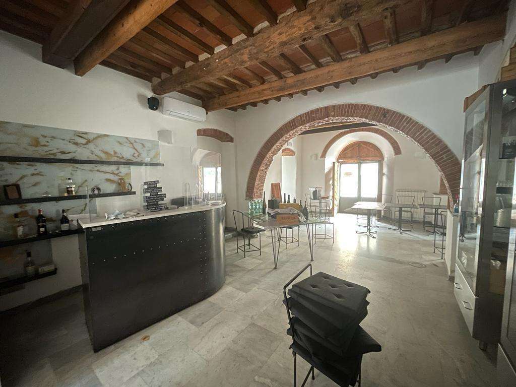locale commerciale in vendita a Carrara