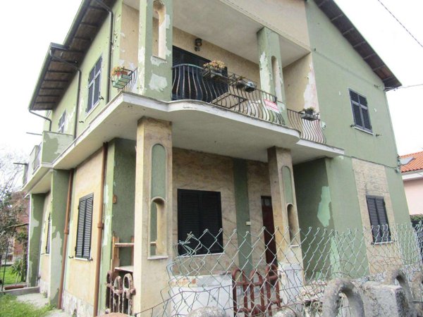 casa indipendente in vendita a Carrara in zona Avenza