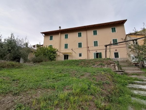 casa indipendente in vendita a Carrara in zona Gragnana