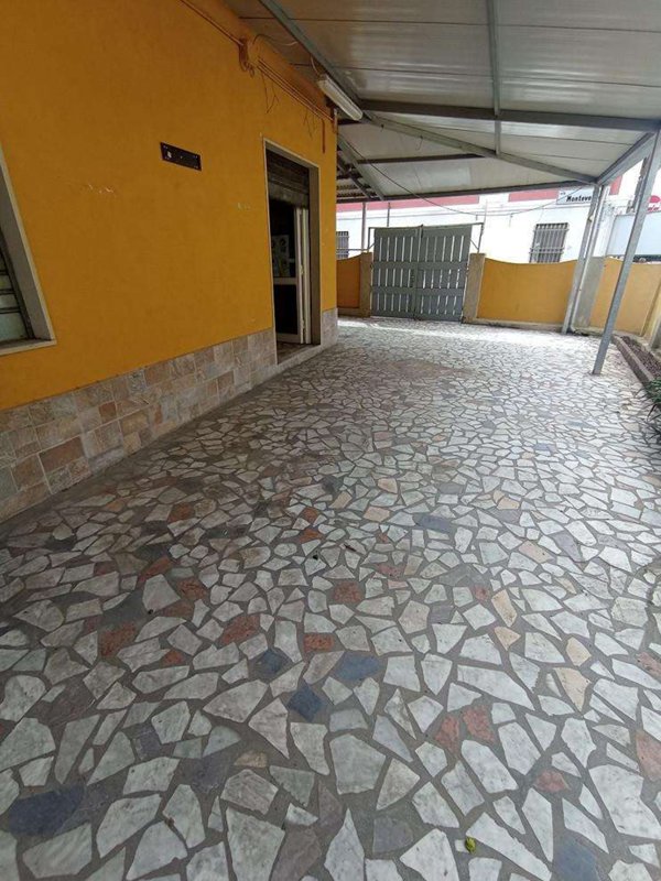 locale commerciale in vendita a Carrara in zona Fossone