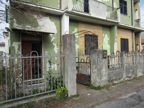 casa indipendente in vendita a Carrara in zona Avenza