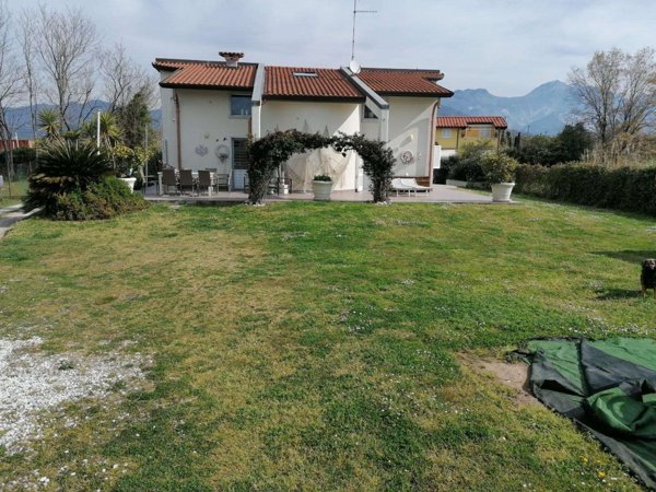 casa indipendente in vendita a Carrara in zona Marina di Carrara