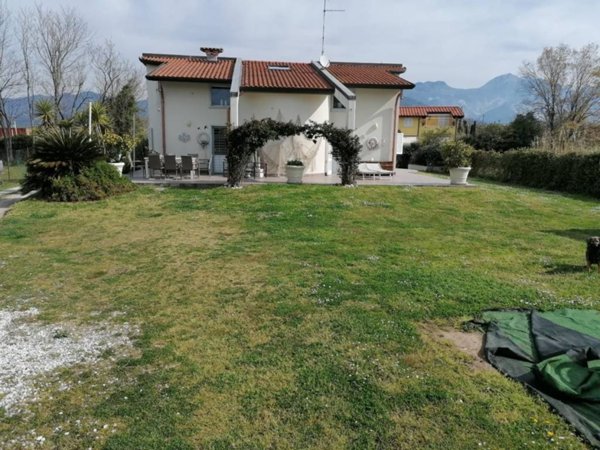 casa indipendente in vendita a Carrara in zona Marina di Carrara