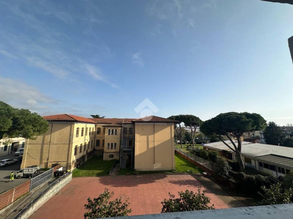 appartamento in vendita a Carrara in zona Avenza