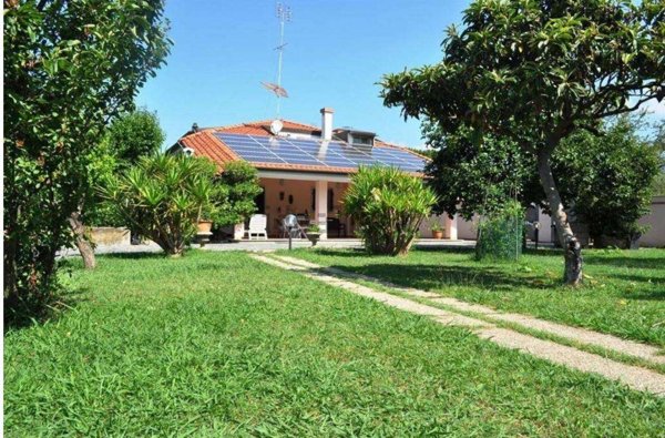 casa indipendente in vendita a Carrara in zona Marina di Carrara