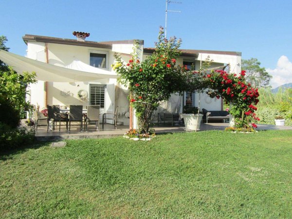 casa indipendente in vendita a Carrara in zona Marina di Carrara