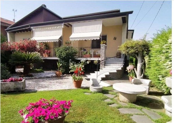 casa indipendente in vendita a Carrara in zona Marina di Carrara