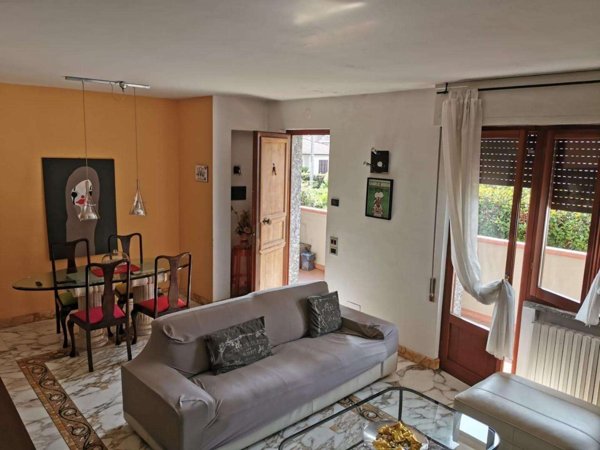casa indipendente in vendita a Carrara in zona Avenza