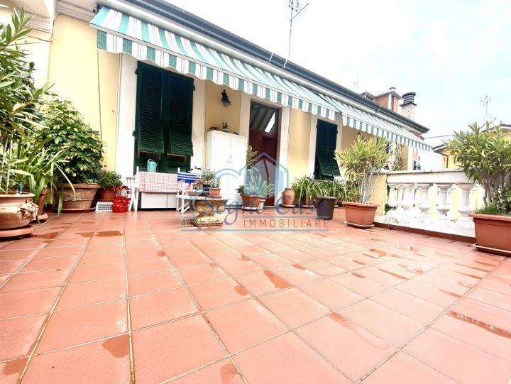 intera palazzina in vendita a Carrara in zona Avenza