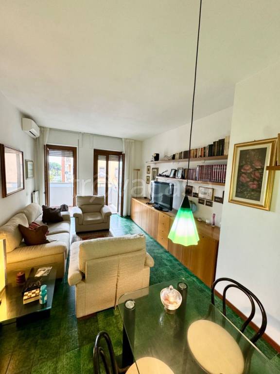 appartamento in vendita a Carrara in zona Marina di Carrara
