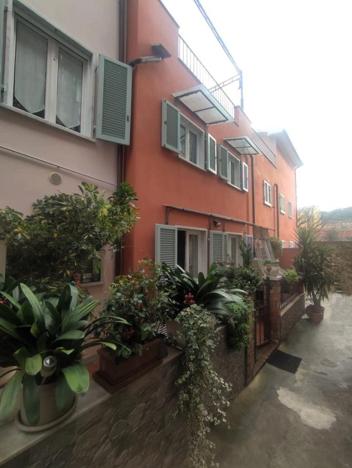 appartamento in vendita a Carrara in zona Fossone