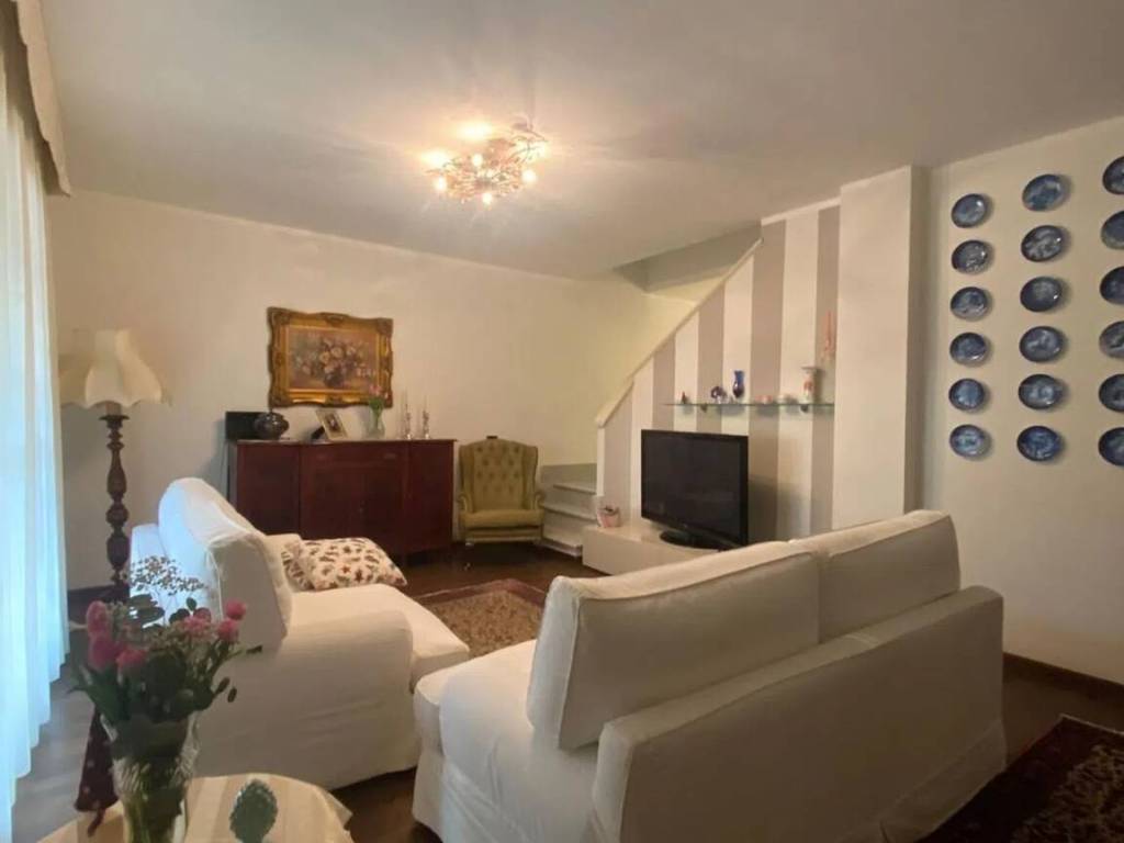 casa indipendente in vendita a Carrara in zona Avenza