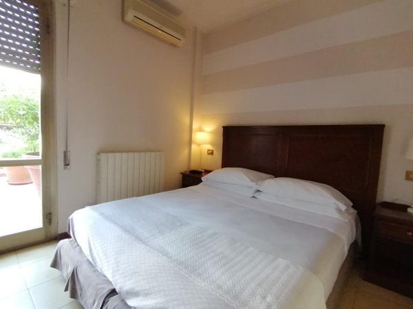 negozio in vendita a Carrara in zona Marina di Carrara