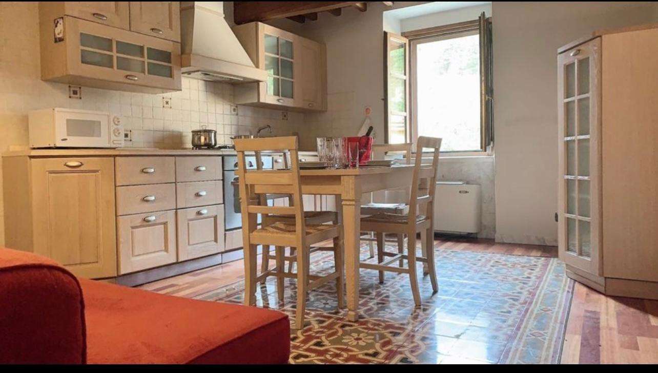 intera palazzina in vendita a Carrara in zona Gragnana