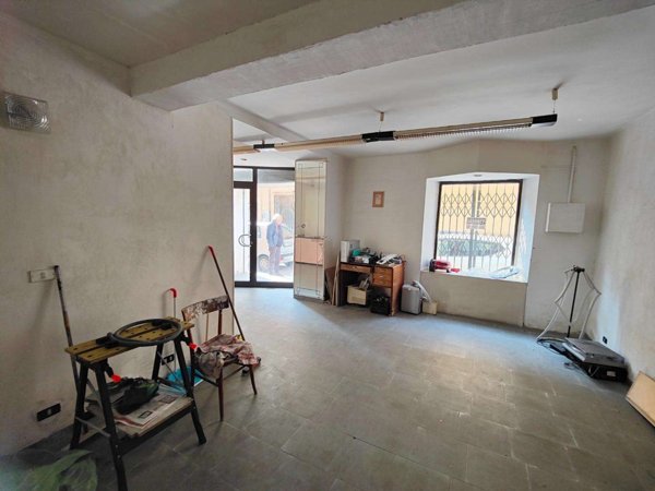 locale commerciale in vendita a Carrara in zona Avenza