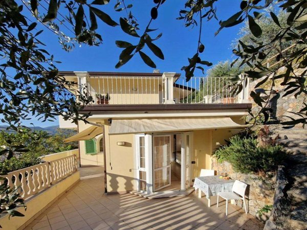 casa indipendente in vendita a Carrara