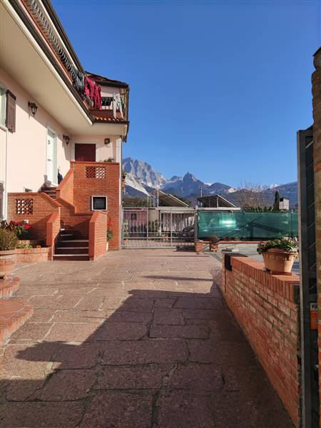 casa indipendente in vendita a Carrara in zona Stabbio