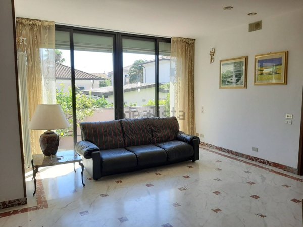 casa indipendente in vendita a Carrara in zona Marina di Carrara