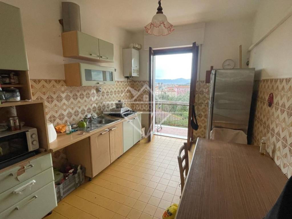 appartamento in vendita a Carrara in zona Bonascola