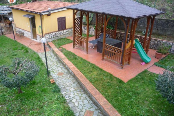 casa semindipendente in vendita a Carrara in zona Bergiola
