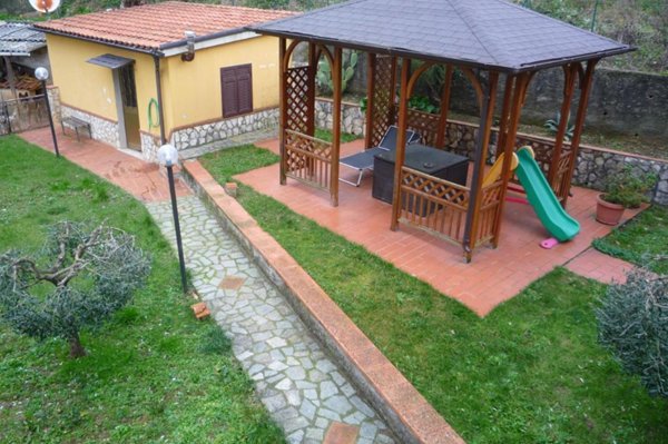 casa indipendente in vendita a Carrara in zona Codena