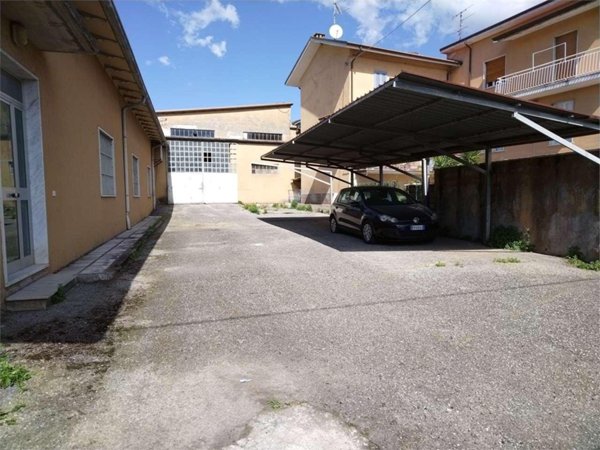 locale commerciale in vendita a Carrara in zona Avenza