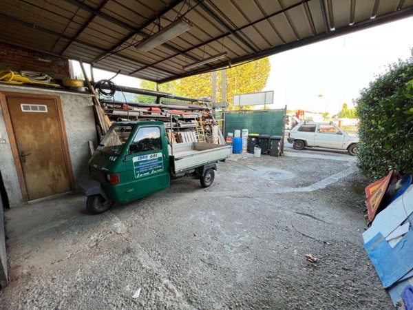 capannone in vendita a Carrara in zona Fossone