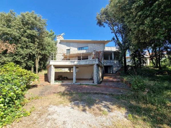 casa indipendente in vendita a Carrara in zona Bergiola